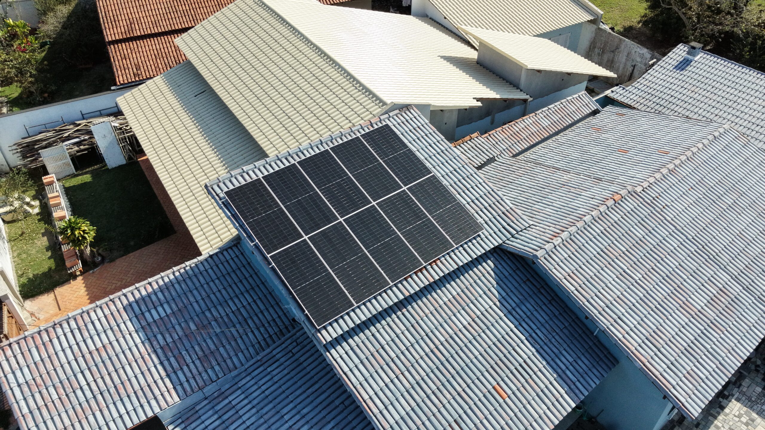 Sistema de energia solar com 10 placas em telhado residencial em Coqueiral, Aracruz