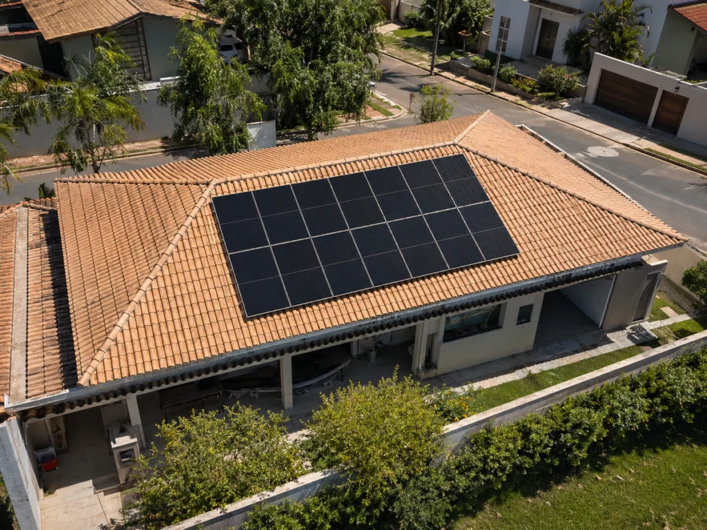 Sistema de energia solar instalado em residência com 14 painéis