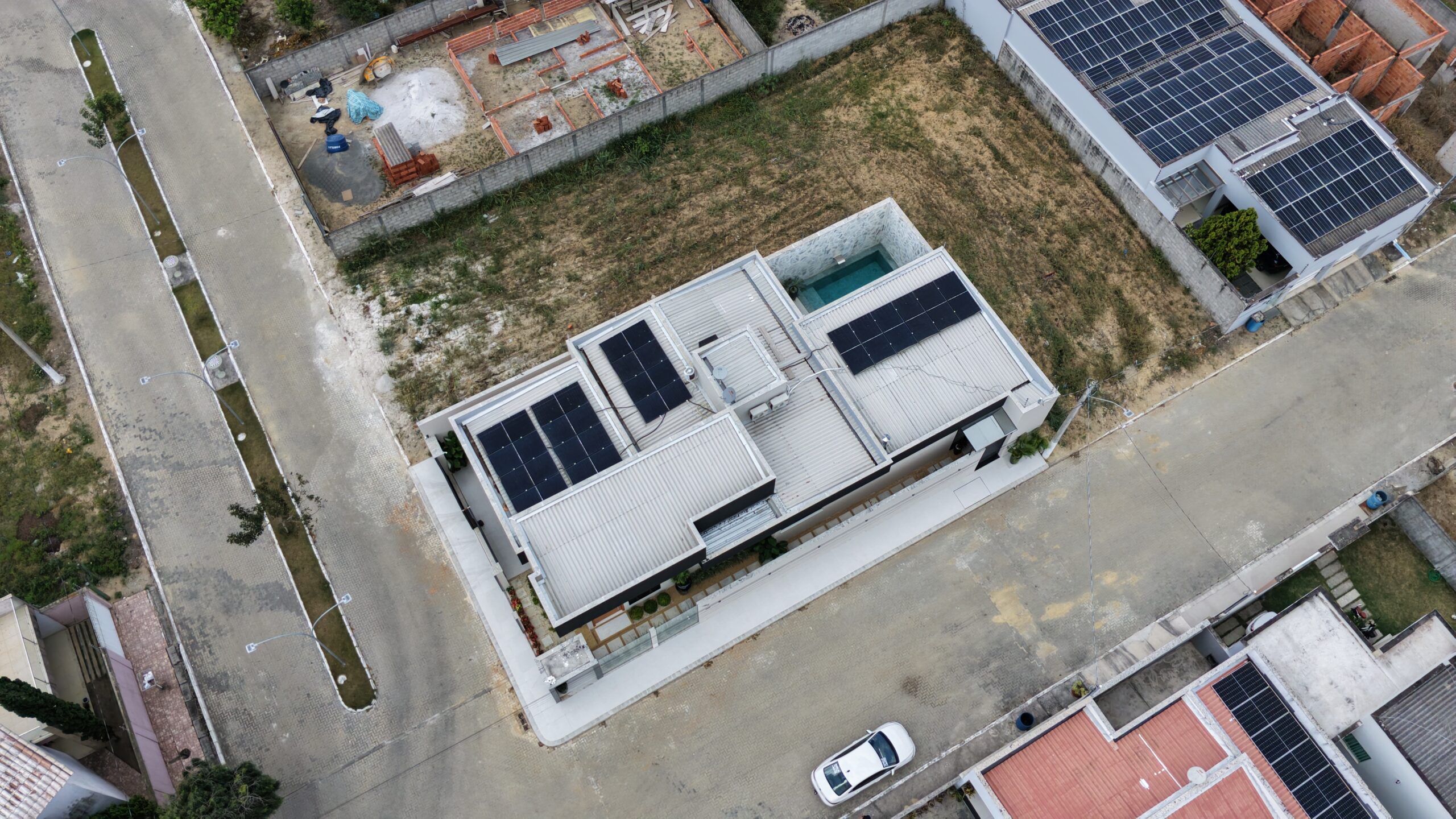 Sistema de energia solar com 18 placas em telhado residencial em Nova Canaã, Sooretama.