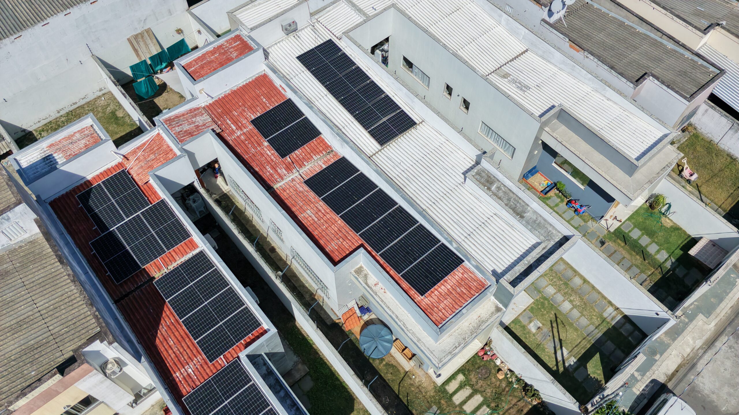 Sistema de energia solar com 8 placas em telhado residencial em Planalto, Linhares.
