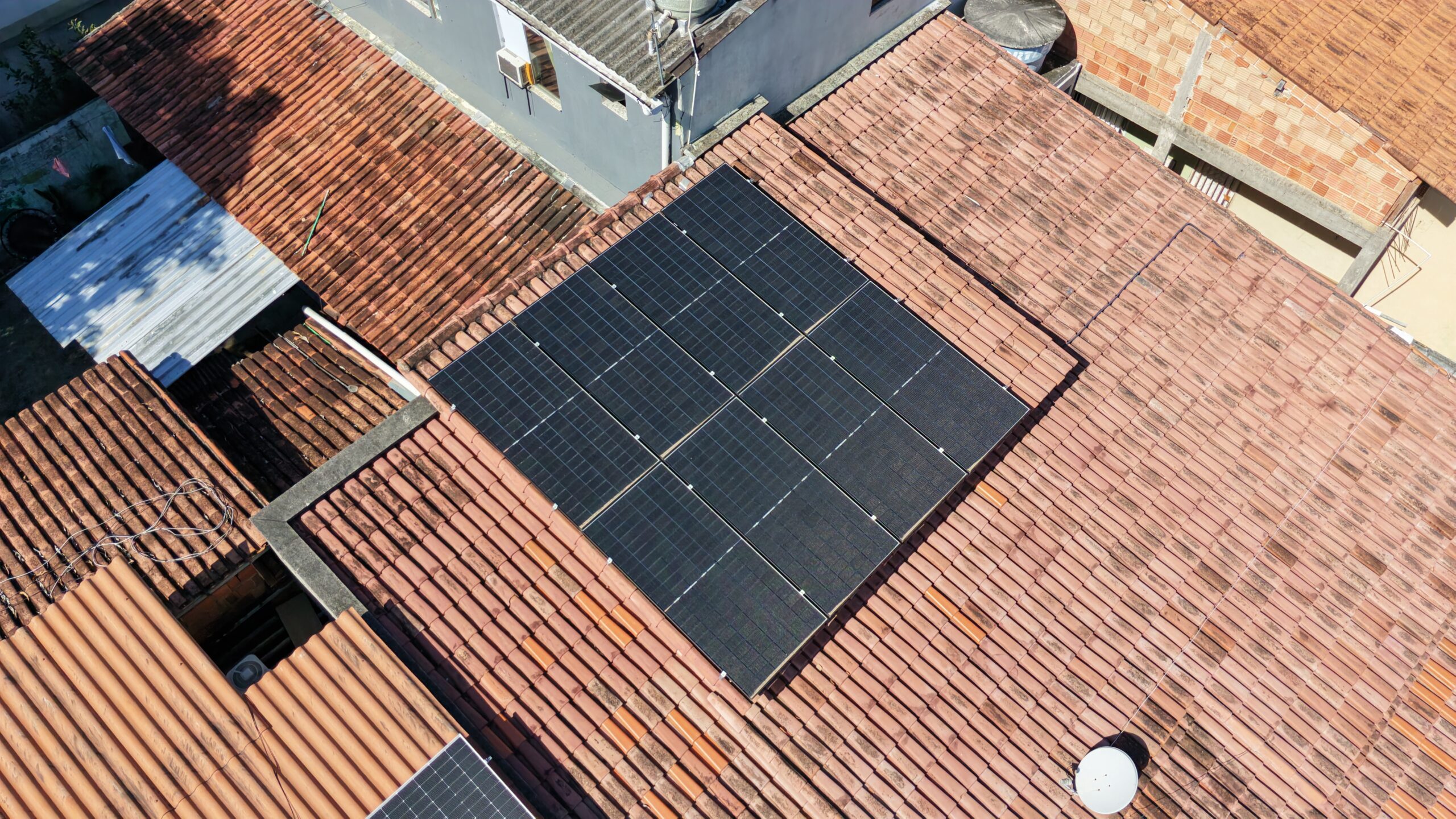 Sistema de energia solar com 8 placas em telhado residencial em Jardim Laguna, Linhares.