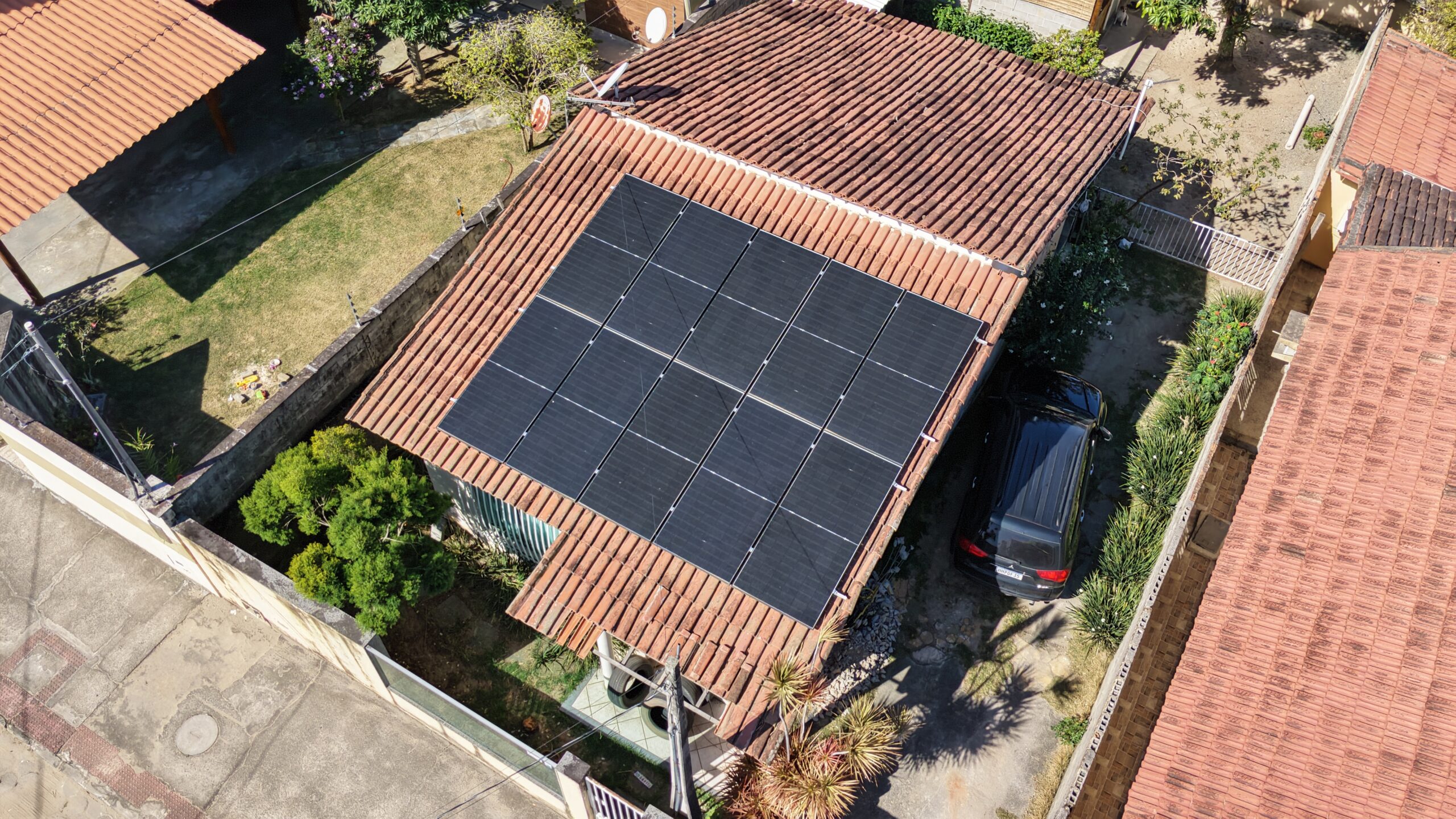 Sistema de energia solar com 10 placas em telhado residencial em BNH, Linhares.