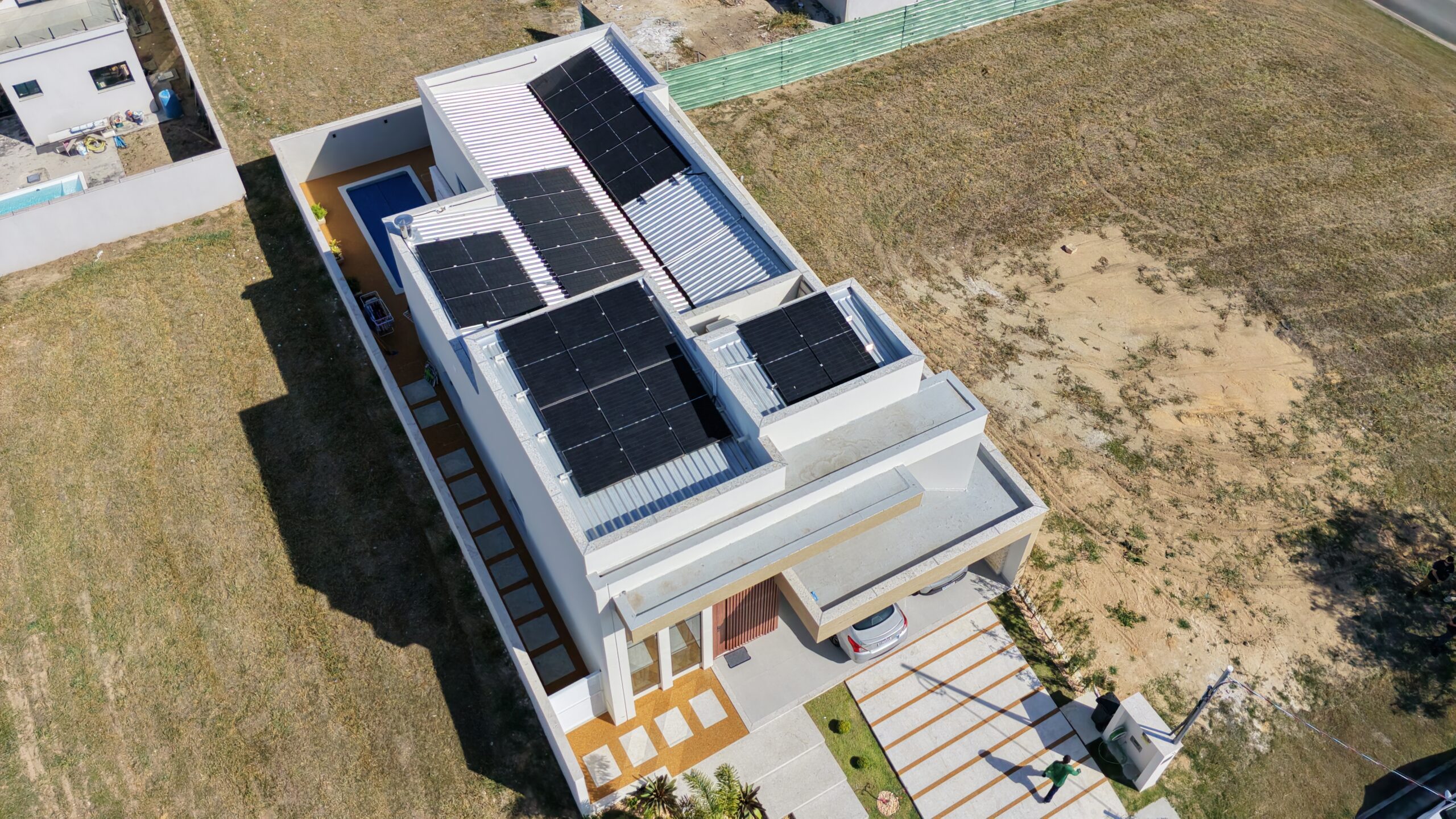 Sistema de energia solar com 22 placas em telhado residencial em Alphaville, Linhares.