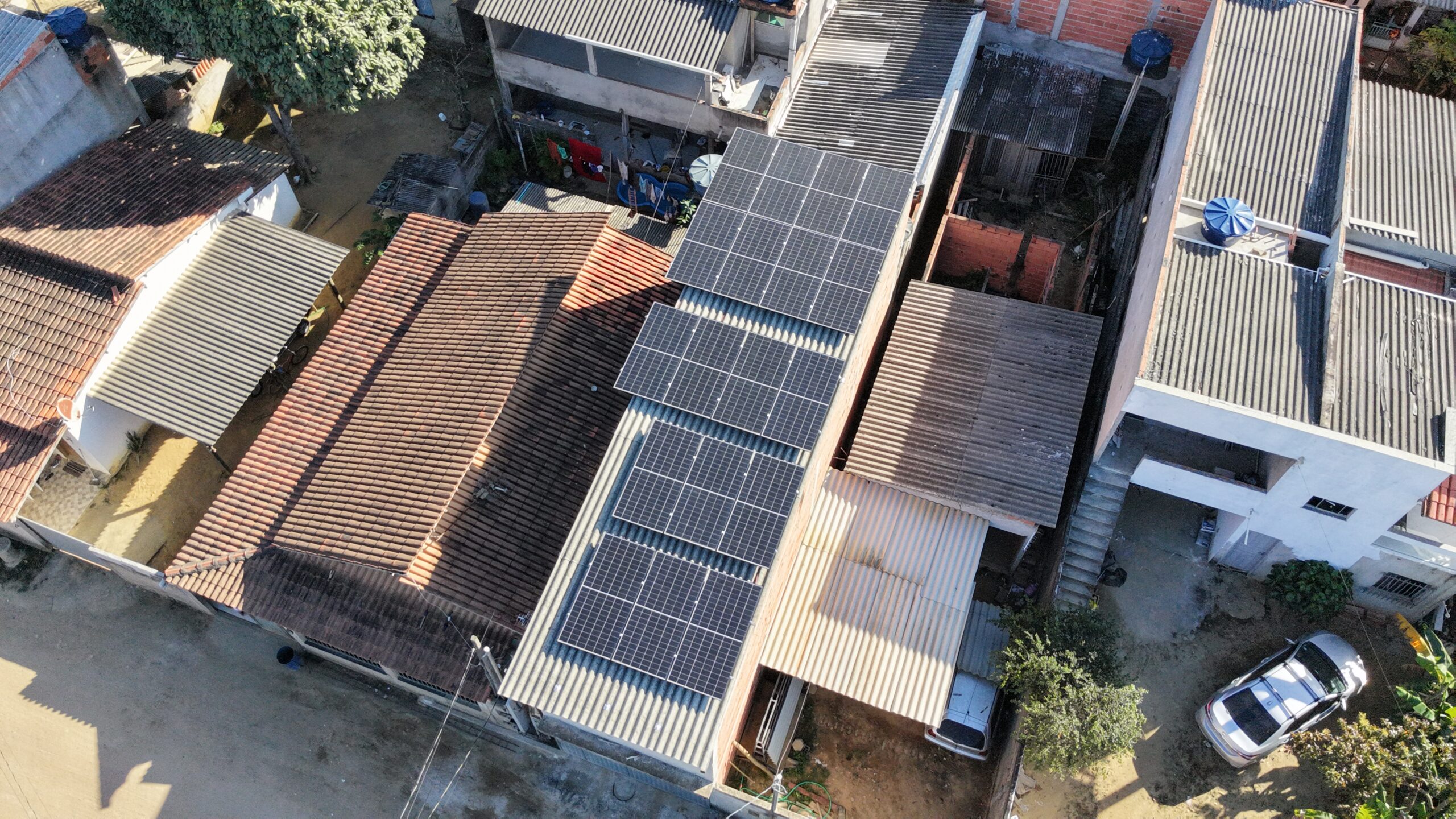 Sistema de energia solar com 18 placas em telhado residencial em Bebedouro, Linhares.